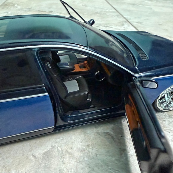 Mercedes Maybach Blue and Black Diecast Car - Picture 5 of 6